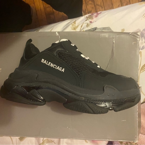 Black and white shoe size 6 1/2 - Picture 1 of 2